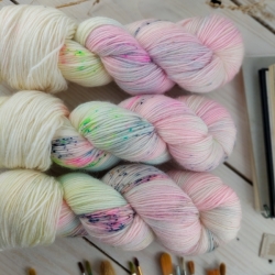 ULA vlna na pletenie ručne farbená jemné merino fingering Woolento pastel