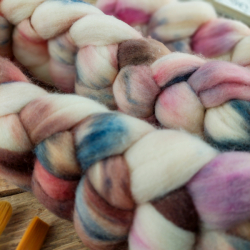 BÍLÁ/ STARORŮŽOVÁ ručně barvená merino vlna | Woolento 