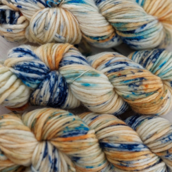 XENA hand-dyed knitting yarn | Woolento