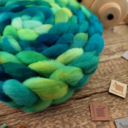 Česanec Woolento na pradenie plstenie slovenská vlna merino ručne farbená zelená modrá 