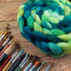 Česanec Woolento na pradenie plstenie slovenská vlna merino ručne farbená zelená modrá 