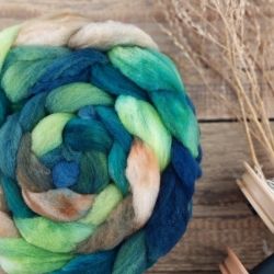česanec vlna na pradenie plstenie tkanie slovenské merino zelená modrá hnedá