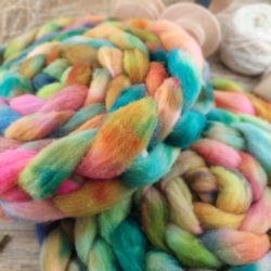 ŽIARIVÝ MIX 2 ručne farbený česanec merino vlny | Woolento