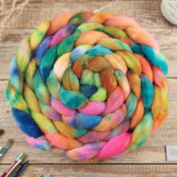 ŽIARIVÝ MIX 2 ručne farbený česanec merino vlny | Woolento