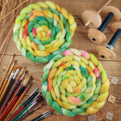 YELLOW/ GREEN hand dyed wool roving | Woolento