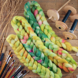 YELLOW/ GREEN hand dyed wool roving | Woolento