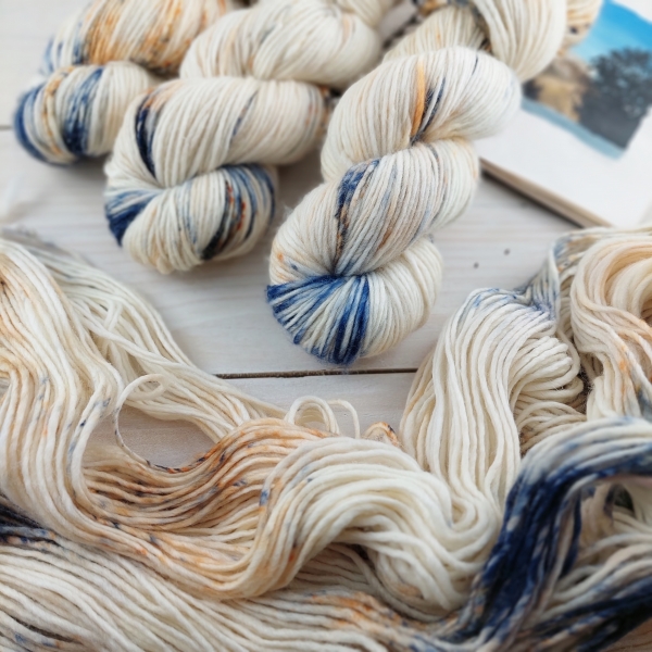 Knitting yarn hand dyed fine merino worsted aran afgan Woolento Cyrus