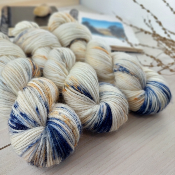 Knitting yarn hand dyed fine merino worsted aran afgan Woolento Cyrus